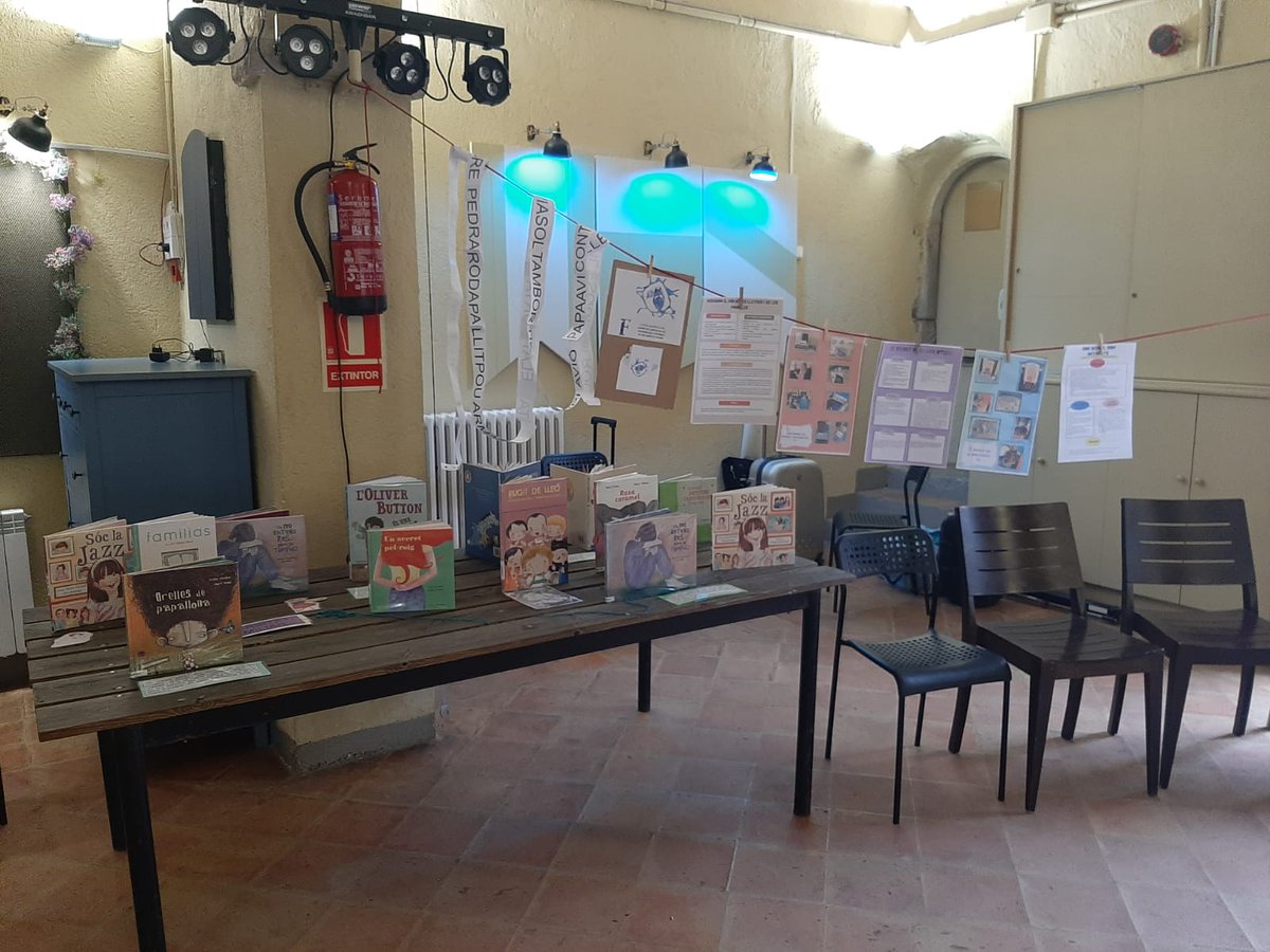 EscolaDomeny's tweet photo. Tot a punt per començar la nostra exposició sobre dinàmiques de lectura #socComparTeam https://t.co/2Oiie9B8qo