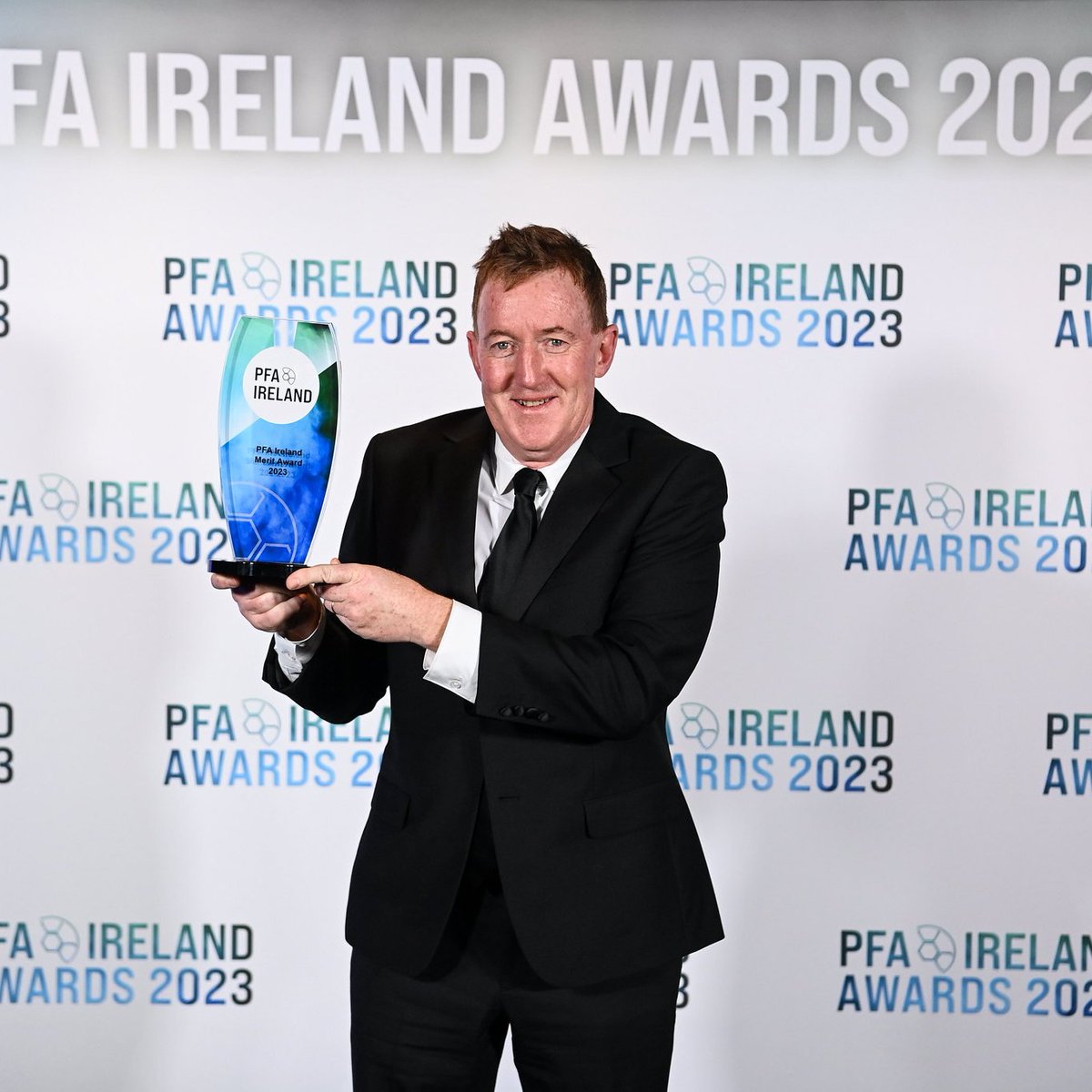 We would like to congratulate Prof. Stephen Eustace who has been awarded with the PFA Ireland Merit Award for 2023 🏅 #PFAIawards23 #LOI #recognisingtalent