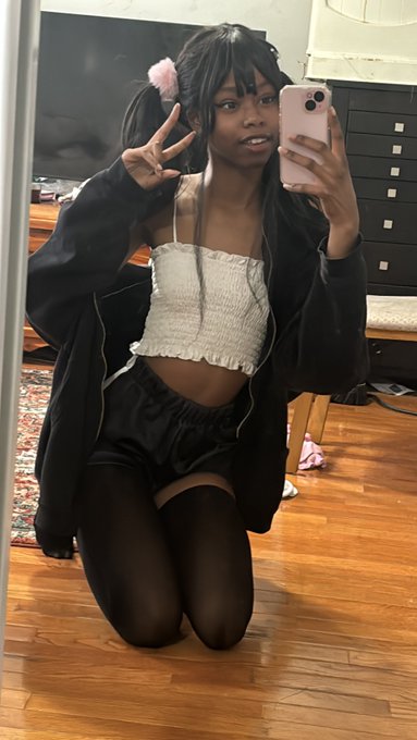 started my stream early, live on fansly and OF ? https://t.co/noYxilixOX