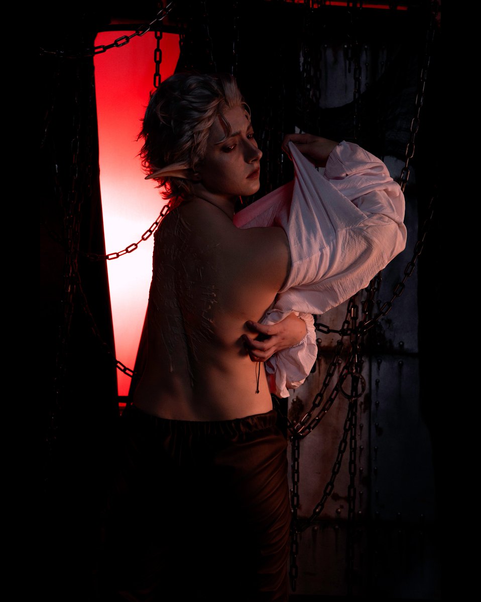 asmallcrow's tweet photo. Our scars are proof of what we have lived through- or well- died and continued living through. 

Thank you @larianstudios @NeilNewbon @nuckpang for creating such an amazing character ❤️

Pic by @LXE_photo 
#astarion #astarioncosplay #baldursgate3 #bg3 https://t.co/UxoX4IqZwy