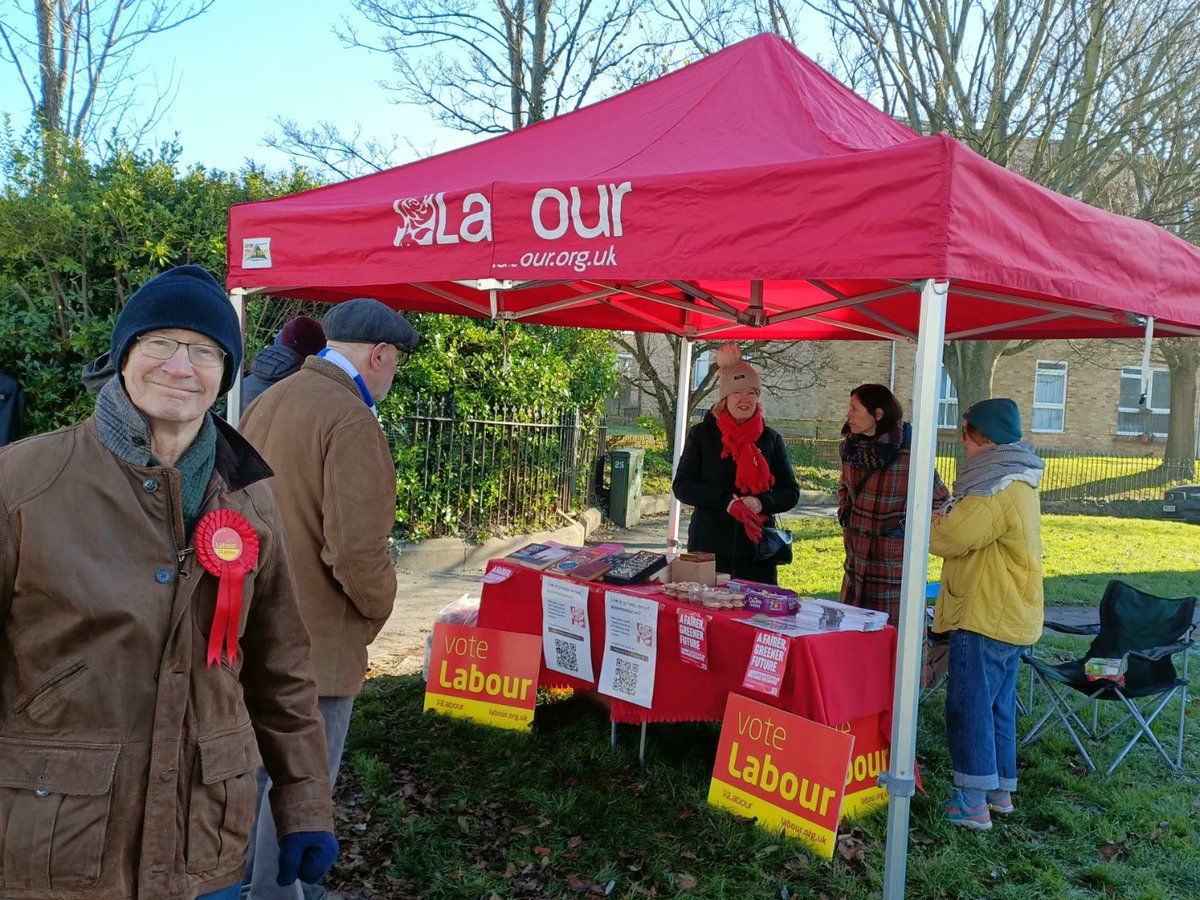 🌹Great Labour stall today in Queen's Park by The Pepper Pot - we've been talking about our consultation on rental reform🗣️and listening to resident concerns 👂 Seems we need to put the 'b' back in Labour for our gazebo!! 😅