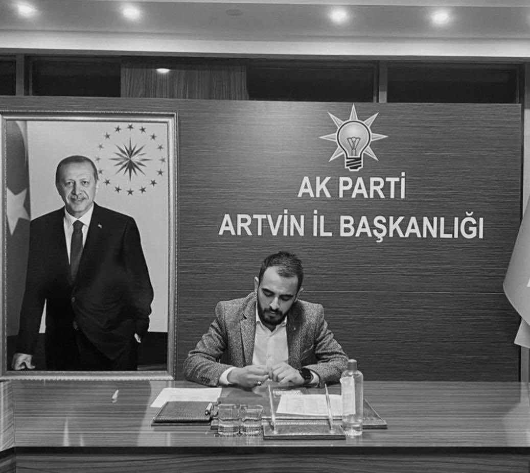 Dava arkadaşımız AK Parti Artvin İl Gençlik Kolları Başkanı Sn. Doğukan İslamoğlu kardeşimizin elim bir trafik kazası sonucu hayatını kaybettiğini derin bir üzüntü ile öğrenmiş bulunmaktayım.

Merhuma Allah'tan rahmet, kederli ailesi ve sevenlerine başsağlığı diliyorum.