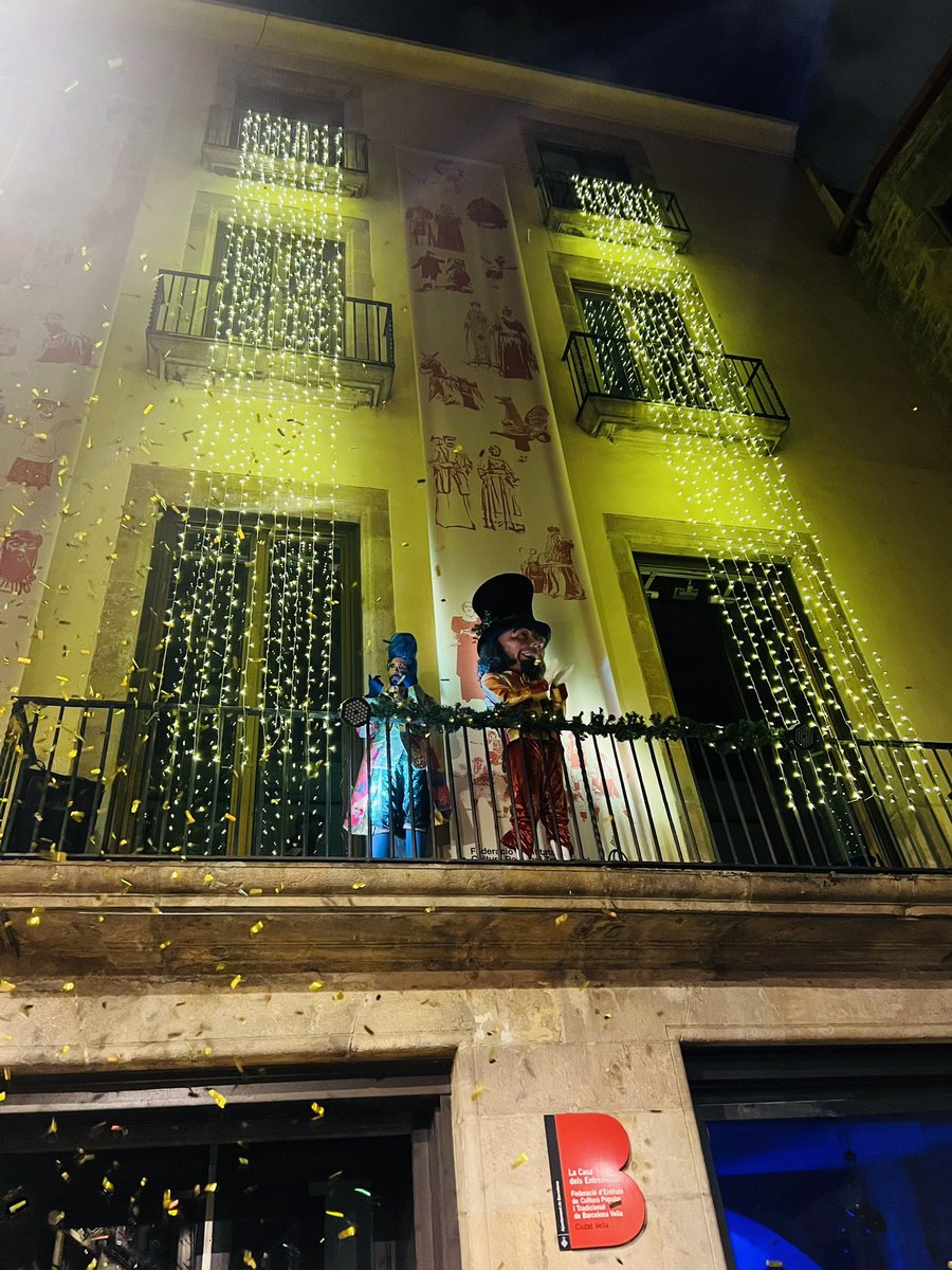 L’<a href="/EsperitdelNadal/">L'Esperit del Nadal</a> ja ha arribat a #Barcelona acompanyat de tot el seu seguici. L’hem rebut, com es mereix, amb tots els honors, a la Plaça del Rei, a davant del <a href="/bcn_ajuntament/">Ajuntament de Barcelona</a> i finalment a la <a href="/casaentremesos/">La Casa dels Entremesos</a>, amb el pregó de Nadal i el ball de l’Esperit.