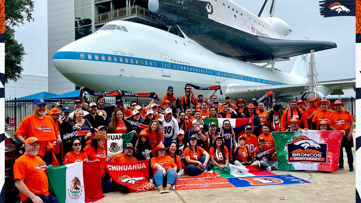BroncosEspanol's tweet photo. Mientras tanto en Houston, nuestros fanáticos ya se tomaron la foto 📸 en la NASA. 🚀
#MéxicoEsBroncosCountry 🇲🇽 https://t.co/adgDcGbYdy