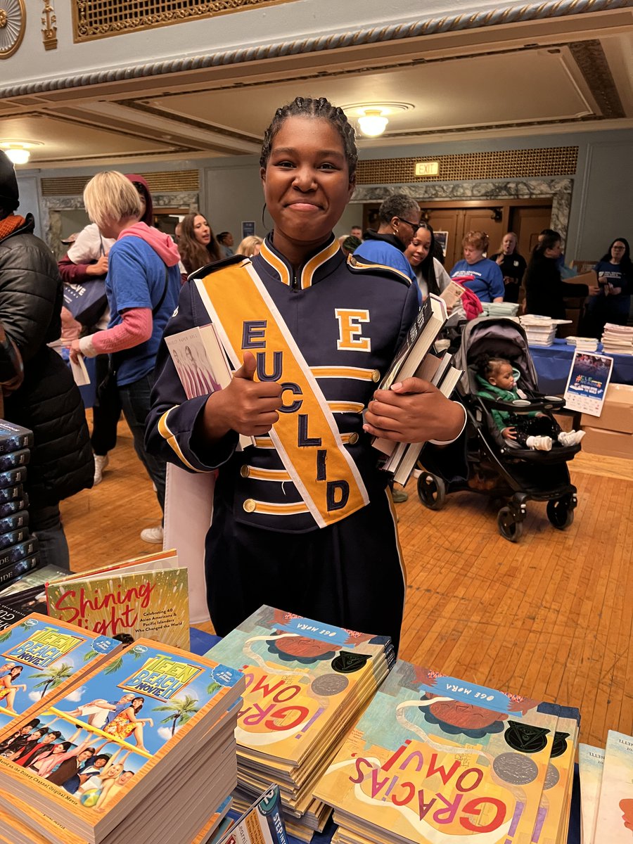 AFTunion's tweet photo. Books are still going fast and lots of other fun too at the #ClevelandReads Victory Bash! @CTU279 #ReadingOpensTheWorld #RealSolutionsForKids https://t.co/gcayHlBE1p