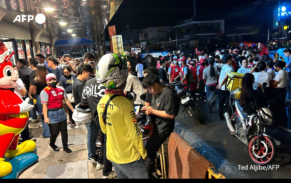 AFP's tweet photo. Images following major quakes in Mindanao of the Philippines #AFPphotos https://t.co/xJts2maYph