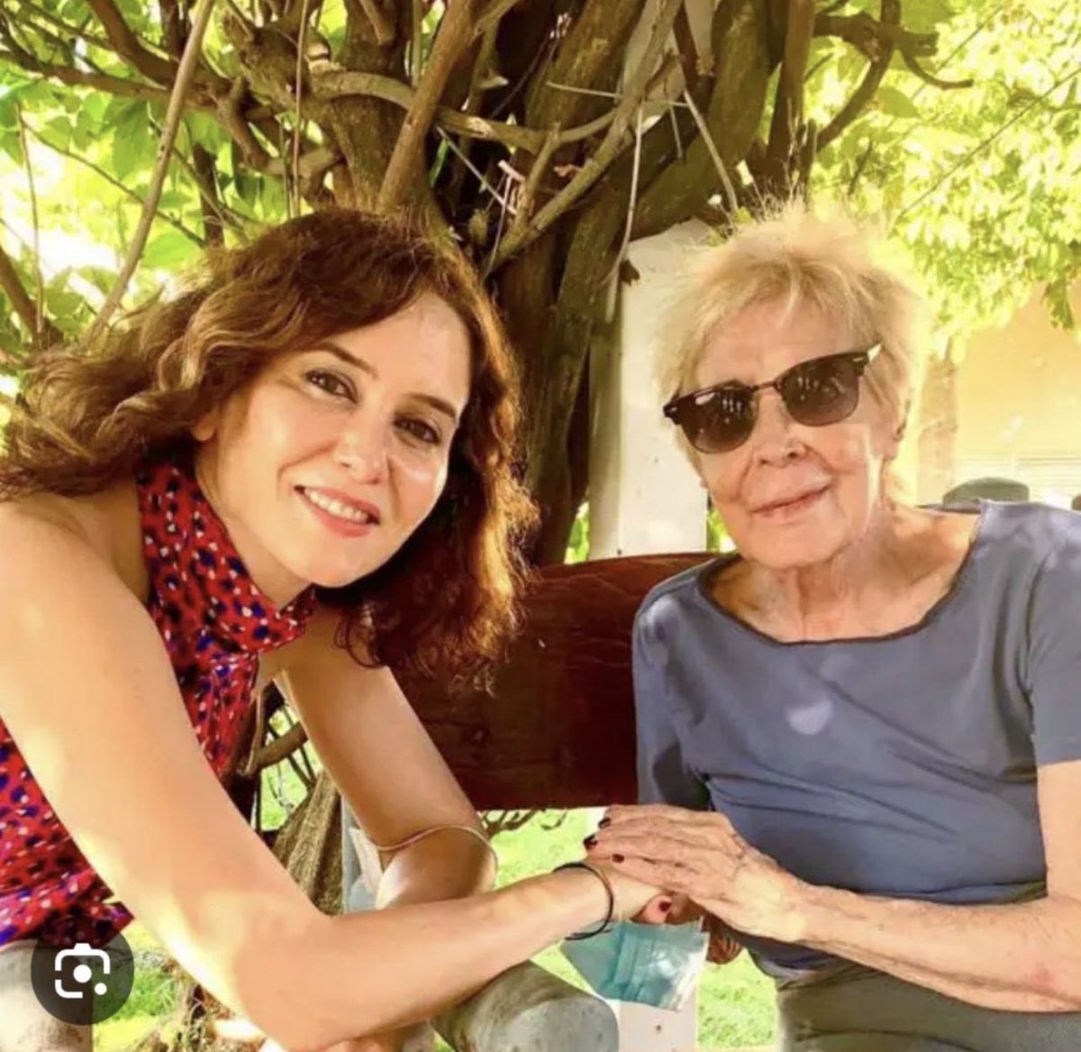 javiernegre10's tweet photo. Marisa Paredes no puede enseñar esta foto reciente con Concha Velasco en su peor momento. Ayuso sí. https://t.co/jVZel7aTdt