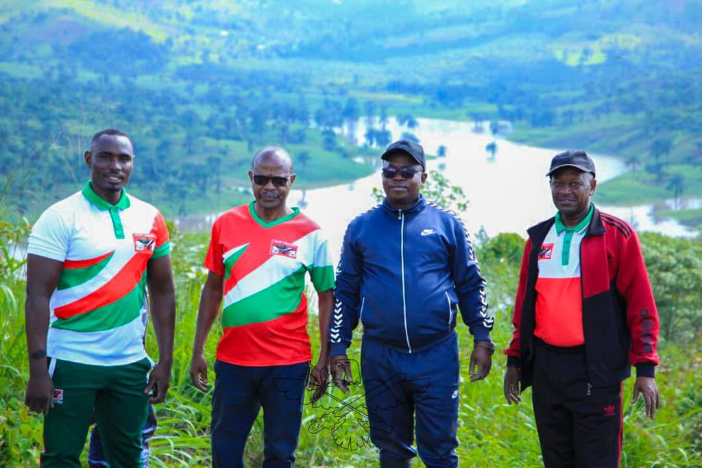 CnddFdd's tweet photo. Le Parti @CnddFdd prêche par l’exemple dans les travaux de développement et c’est dans cet élan que les Secrétaires nationaux Jean Marie Muhirwa et Martin Nivyabandi se sont joints aux Bagumyabanga de Bujumbura pour le lancement de la campagne de redynamisation du secteur café. https://t.co/WvNvigBshz