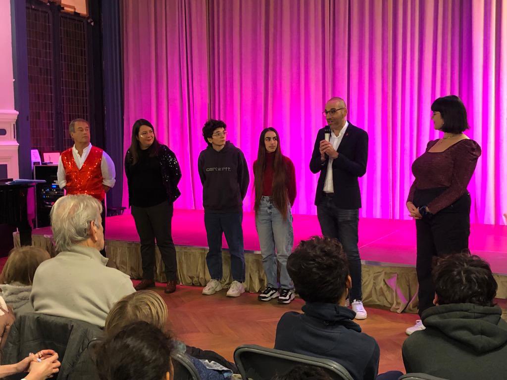 MParisCentre's tweet photo. 🎤🎶 Salle comble ce soir pour les concerts du chœur LGBTQIA+ de Paris @EQUIVOX qui chante avec la chorale féministe Flying MINT, au profit du @MAGjeunesLGBT.

@YRoszewitch rappelle l'engagement de la Mairie et @Paris dans la lutte contre le VIH et toute forme de discrimination. https://t.co/3YPkzhpoc1