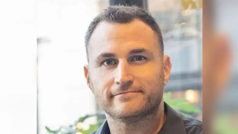 itzikelrov's tweet image. לנתניהו הייתה הזדמנות לומר היום אמירה ערכית על כך שאסור לירות באדם מנוטרל שמרים ידיים ולא מהווה סכנה. לא כי "אנחנו אוהבים מחבלים" - אלא כי הכללים של הוראות פתיחה באש נכתבו בדם, בין היתר, כדי להימנע מטרגדיות כמו אלו שקרו לגיבור יובל קסטלמן. 
במקום זה הוא נפנף את השאלה ואמר "אלה…