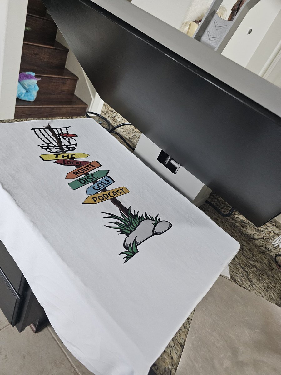 JamesHowes4's tweet image. Work on new TLR Disc Golf Podcast shirts