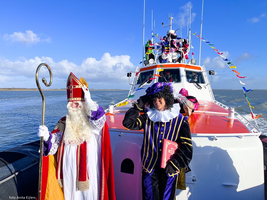 KNRM Neeltje Jans heeft Sinterklaas en Pieten naar de haven van Burghsluis gebracht. <a href="/KNRMNeeltjeJans/">KNRM Neeltje-Jans</a> @knrm <a href="/westenschouwen/">frank langenberg</a> #haven #oosterschelde #toren #plompetoren #zeeland #provzeeland #landinzee