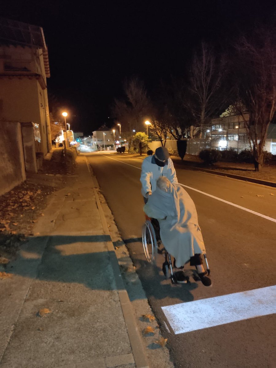 trikster (@gerardformenti) on Twitter photo No em sembla correcte que donin l’alta a una àvia amb alzeihmer a l’hospital de Campdevànol i que no hi hagi transport d’ambulància per recòrrer els 250m escassos fins la residència comercal a 2 graus. Qui l’empeny és l’avi de 94 anys. <a href="/gencat/">Generalitat de Catalunya</a> <a href="/icscat/">ICS. Generalitat</a> <a href="/elmonarac1/">El món a RAC1</a> <a href="/maticatradio/">El matí de Catalunya Ràdio</a> No em sembla correcte que donin l’alta a una àvia amb alzeihmer a l’hospital de Campdevànol i que no hi hagi transport d’ambulància per recòrrer els 250m escassos fins la residència comercal a 2 graus. Qui l’empeny és l’avi de 94 anys. <a href="/gencat/">Generalitat de Catalunya</a> <a href="/icscat/">ICS. Generalitat</a> <a href="/elmonarac1/">El món a RAC1</a> <a href="/maticatradio/">El matí de Catalunya Ràdio</a>