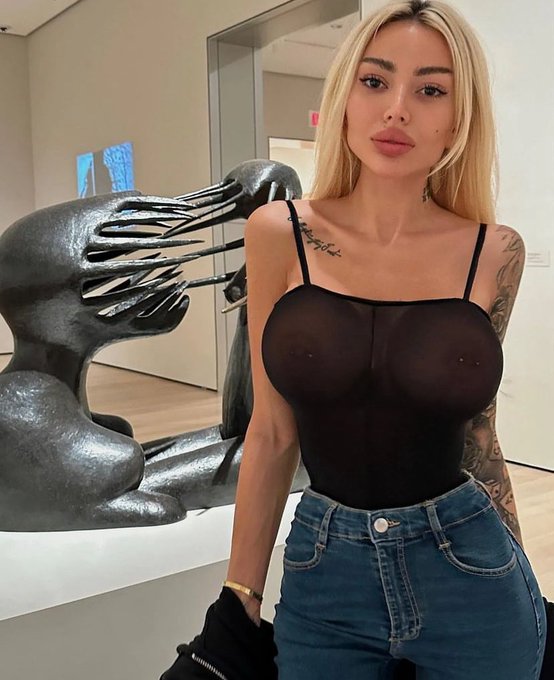 In the museum full of art u will still look at me https://t.co/nspx7aNbJP<a href="/tag/dubai"class="tags"><span>#dubai</span></a>