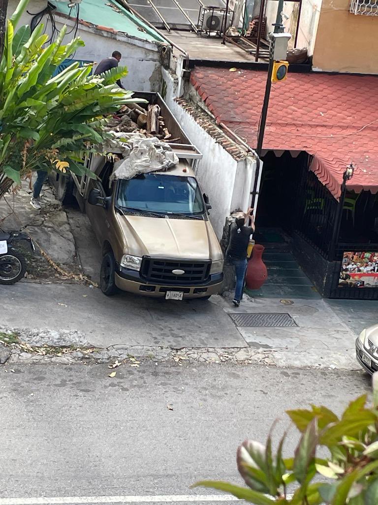 CBMactiva's tweet image. 02/12/23 Vecinos de Colinas de Bello Monte denuncian que está llegando camión de leña para el Bar Rest. El Farolito. 
Los vecinos NO SOPORTAN EL HUMO DAÑINO que sale hacia los edificios. ZONA RESIDENCIAL
📍 Av Caura con Av Caurimare
@AlcaldiaBaruta  @EcosociaMiranda @MinecOficial