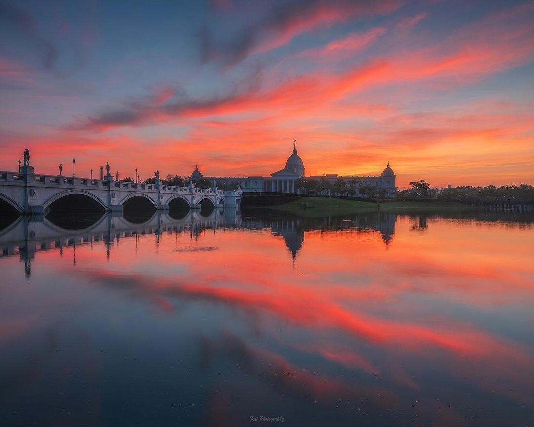 The cicadas have driven away the remaining summer heat, and the geese have brought the new autumn.