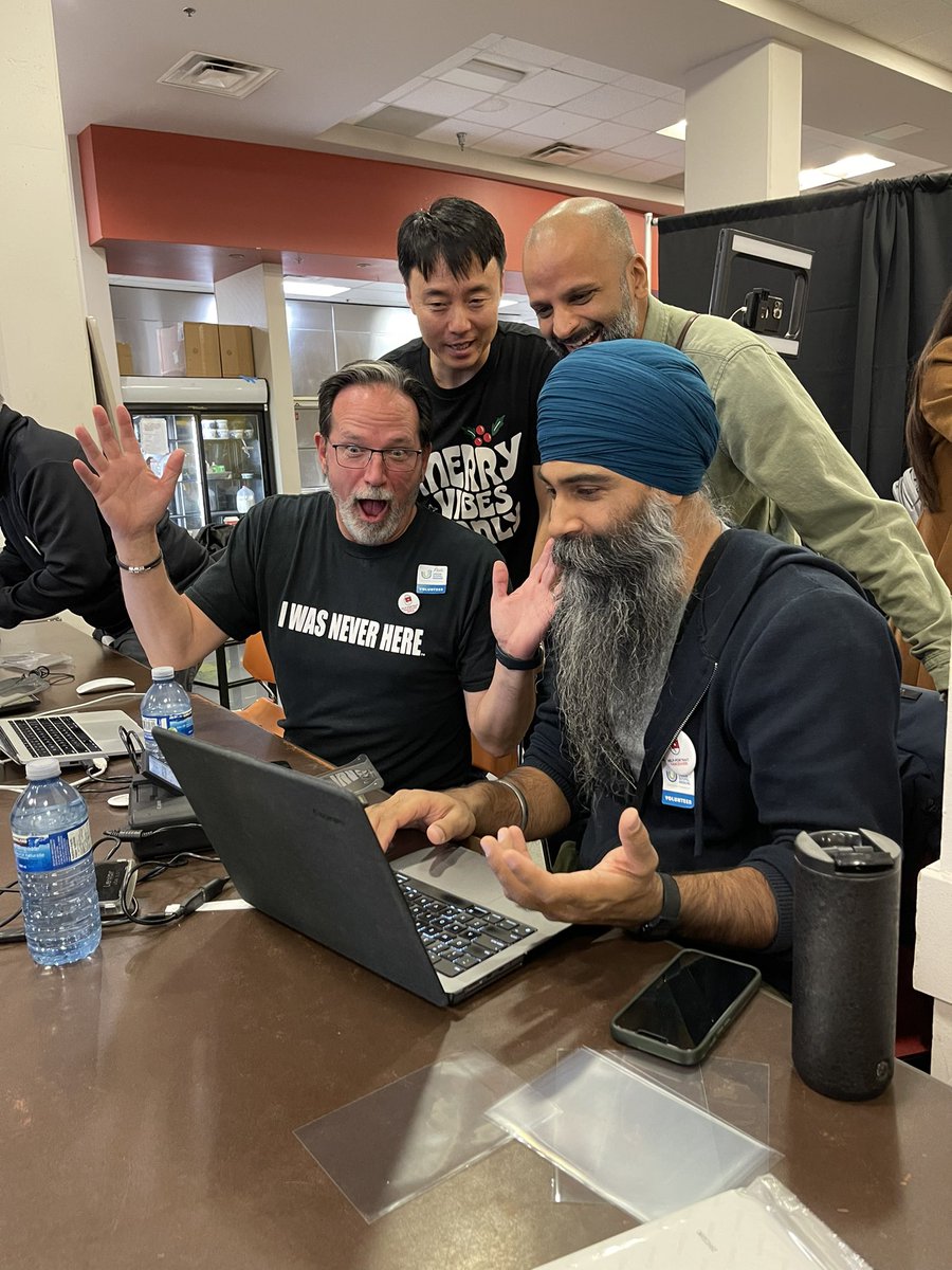 ugm's tweet image. Help-Portrait Vancouver is under way! Check out all the happy smiles! Swing by before 2:30 pm to get free professional photos taken! 📸📸 #helpportrait
