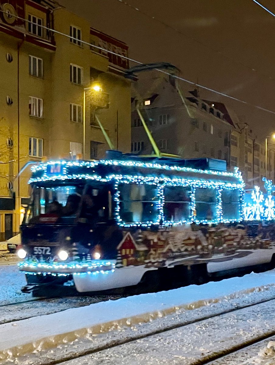 Fem sporvogne iklædt julepynt var på årets første Prag tur til aften. De kører til Helligtrekonger. Her er det den kendte smøremodel ‘Mazací’. Se de andre på IG instagram.com/stories/pavelh…
God weekend, Pavel og Helge
#prag #tjekkiet #sporvogn #tram #tramvaj #mazací #DPP