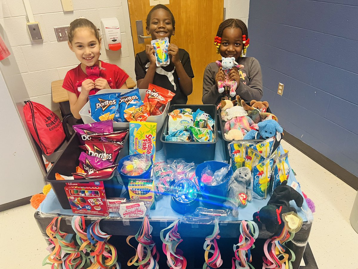 TeachBellS's tweet photo. Bringing something New to our Lil’ Jaybirds! Our treat cart rolled through congratulating our SOARing scholars!! Recognizing Great effort is always a joyous occasion. #OnlyOneYou @beth_callicutt @GCSchoolsNC @WOakleyGCS https://t.co/uFuywHkKI4
