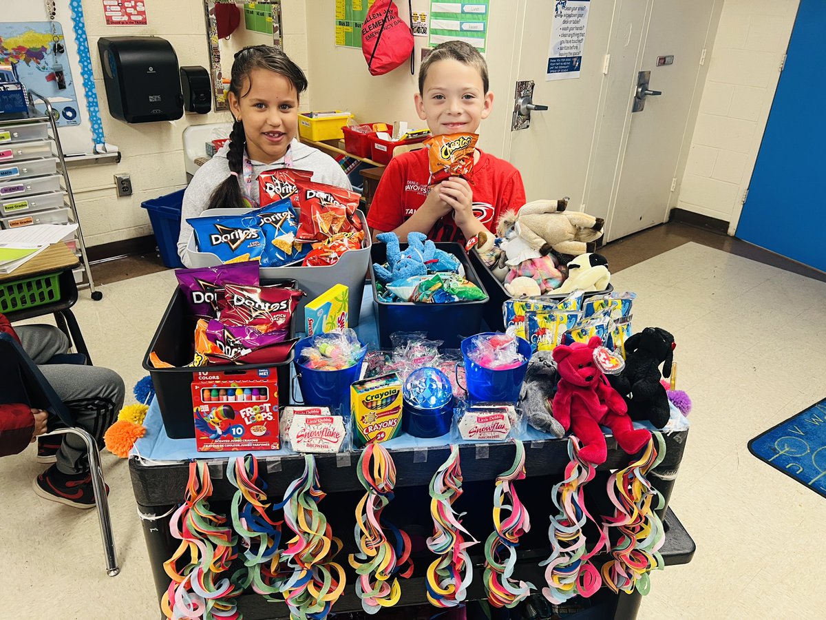TeachBellS's tweet photo. Bringing something New to our Lil’ Jaybirds! Our treat cart rolled through congratulating our SOARing scholars!! Recognizing Great effort is always a joyous occasion. #OnlyOneYou @beth_callicutt @GCSchoolsNC @WOakleyGCS https://t.co/uFuywHkKI4