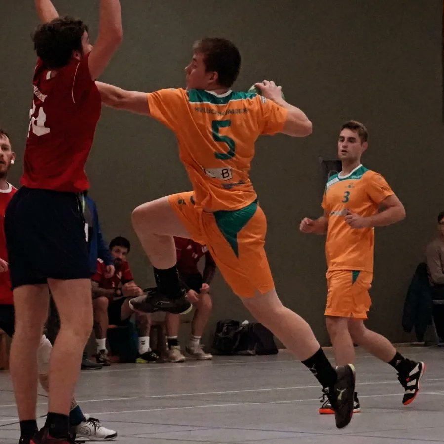 HVL09's tweet photo. Unsere Handballvereinigung gewinnt ihr erstes Nachholspiel gegen die #sv_eintracht_ortrand, zu Hause in der #Jahnhalle #Luckenwalde, mit 30:20. Damit hält unsere Männermannschaft nach fünf Spielen weiter die Bilanz sauber und schiebt sich vorerst auf Platz 2 der #Landesliga. https://t.co/zNAiMLFQjd