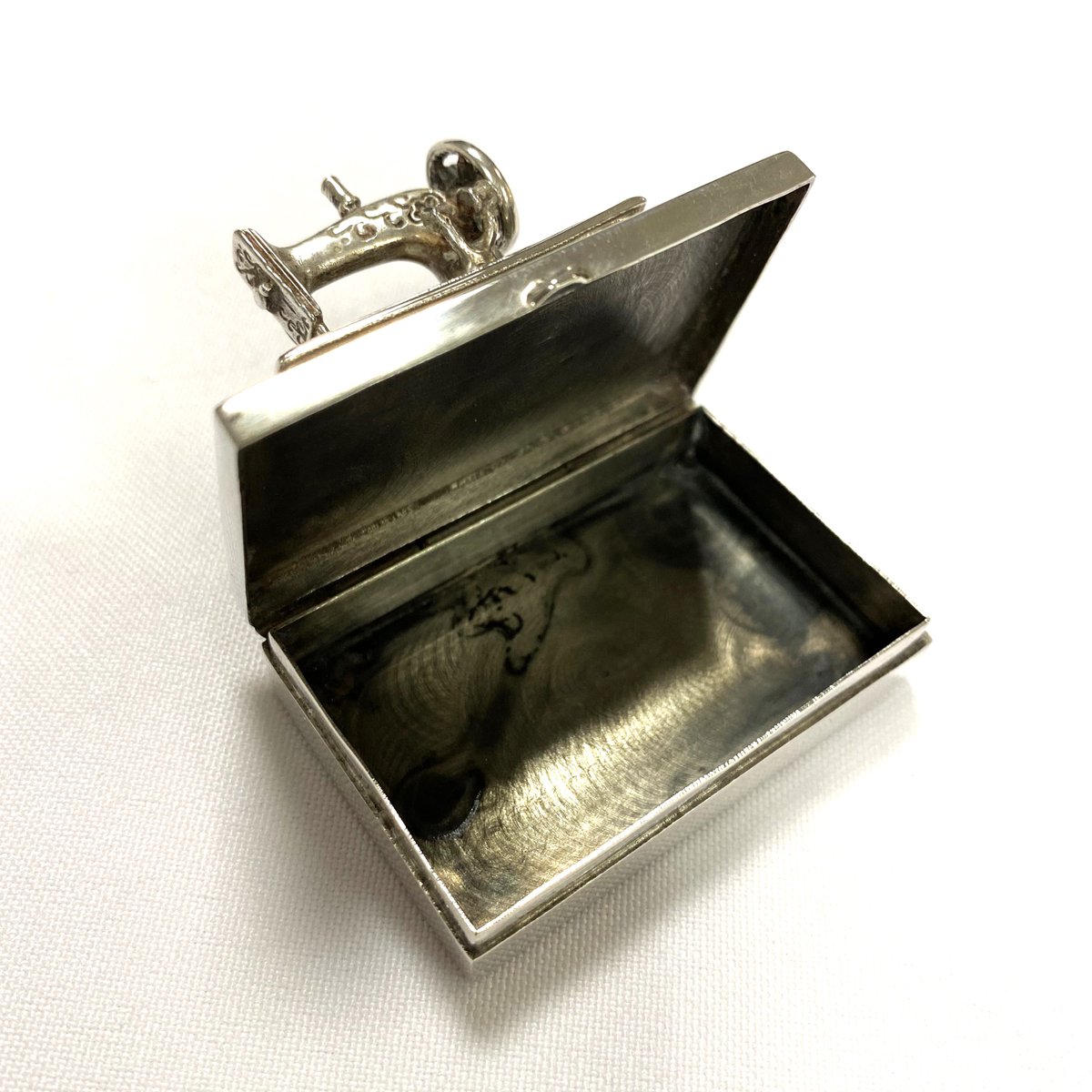 ParkLaneAntique's tweet image. Vintage Silver Sewing Machine Needle Box. Hallmarked London 1998. A perfect gift for anyone who enjoys sewing! For sale parklaneantiques.co.uk/items/
#vintagesilver #gifts #noveltygifts #sewing