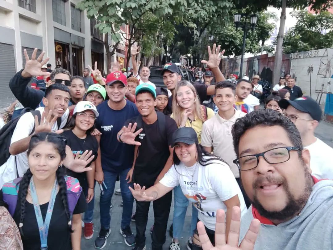 Este #01Dic Se movilizó el hermoso pueblo caraqueño y caraqueña para el gran cierre de campaña por el Esequibo.
Arrancó desde la CANTV un pueblo lleno de amor preparado para la gran defensa para este #3Dic <a href="/NicolasMaduro/">Nicolás Maduro</a>