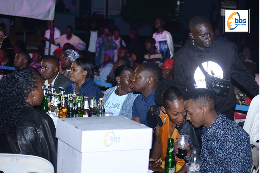bbstvug's tweet photo. Ekiri mu Masaka Rugby Grounds kyebayita ekikambwe !! Eby'okunywa ebyabuli ngeri byasomye dda! #BBSAt7 https://t.co/fBLjqDB0Qy