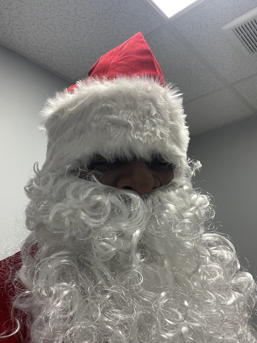 cwill3's tweet image. Elf them kids.