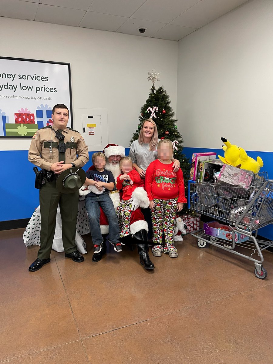 THPFallBranch's tweet image. 🎄MC+ East Region Trooper Blaine Nance attended the Shop-With-A-Cop event in Greeneville today! He assisted families and the big man in the red suit 🎅 with spreading holiday cheer! #CommunityImmersion #CommunityInvolvement #ShopWithACop