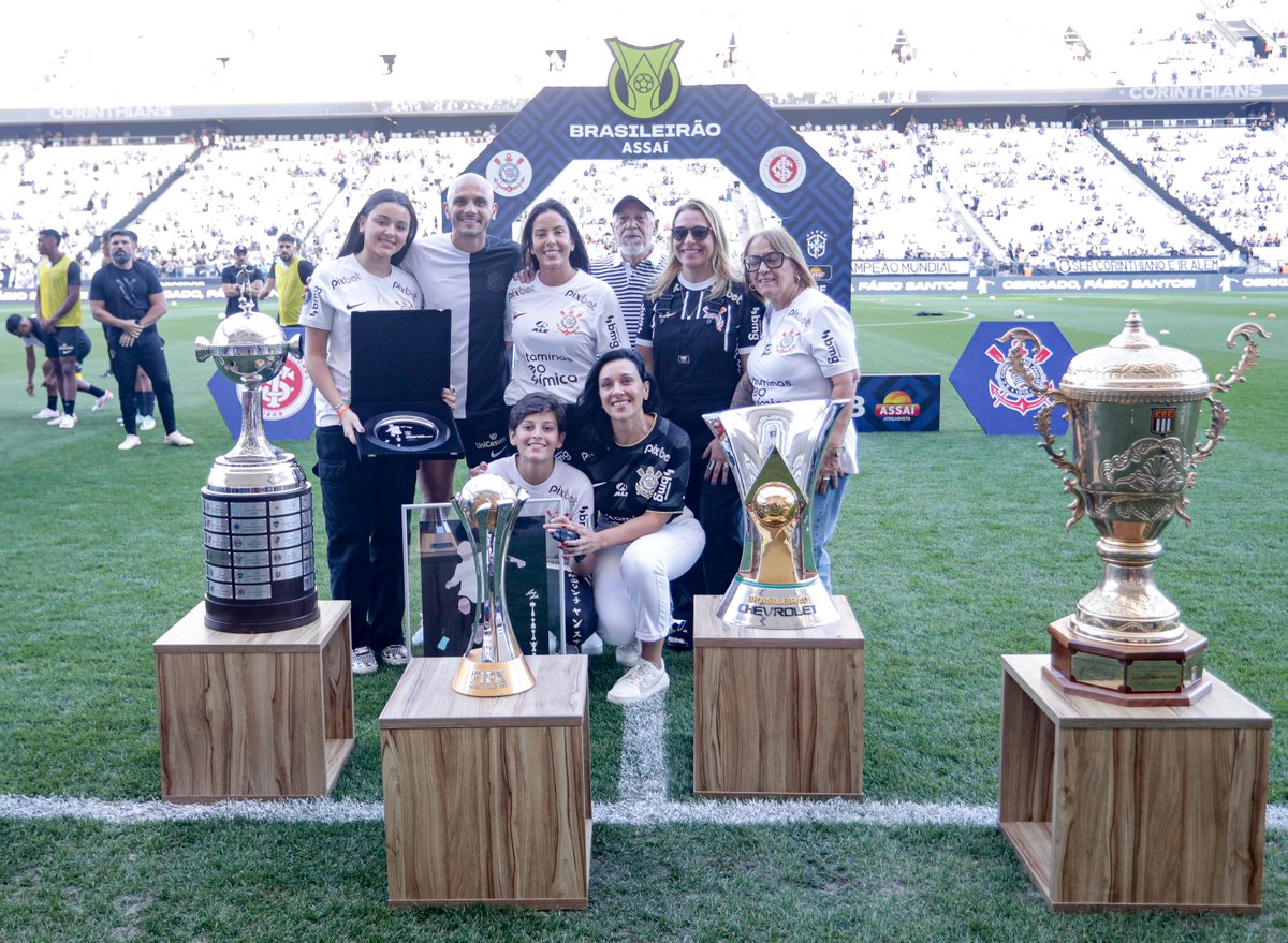 Corinthians's tweet image. A base de tudo! Você merece, Fábio! 👨👩👦👦 🖤
📸 Rodrigo Coca
#SCCPxINT
#ObrigadoFábioSantos
#DiaDeCorinthians
#VaiCorinthians