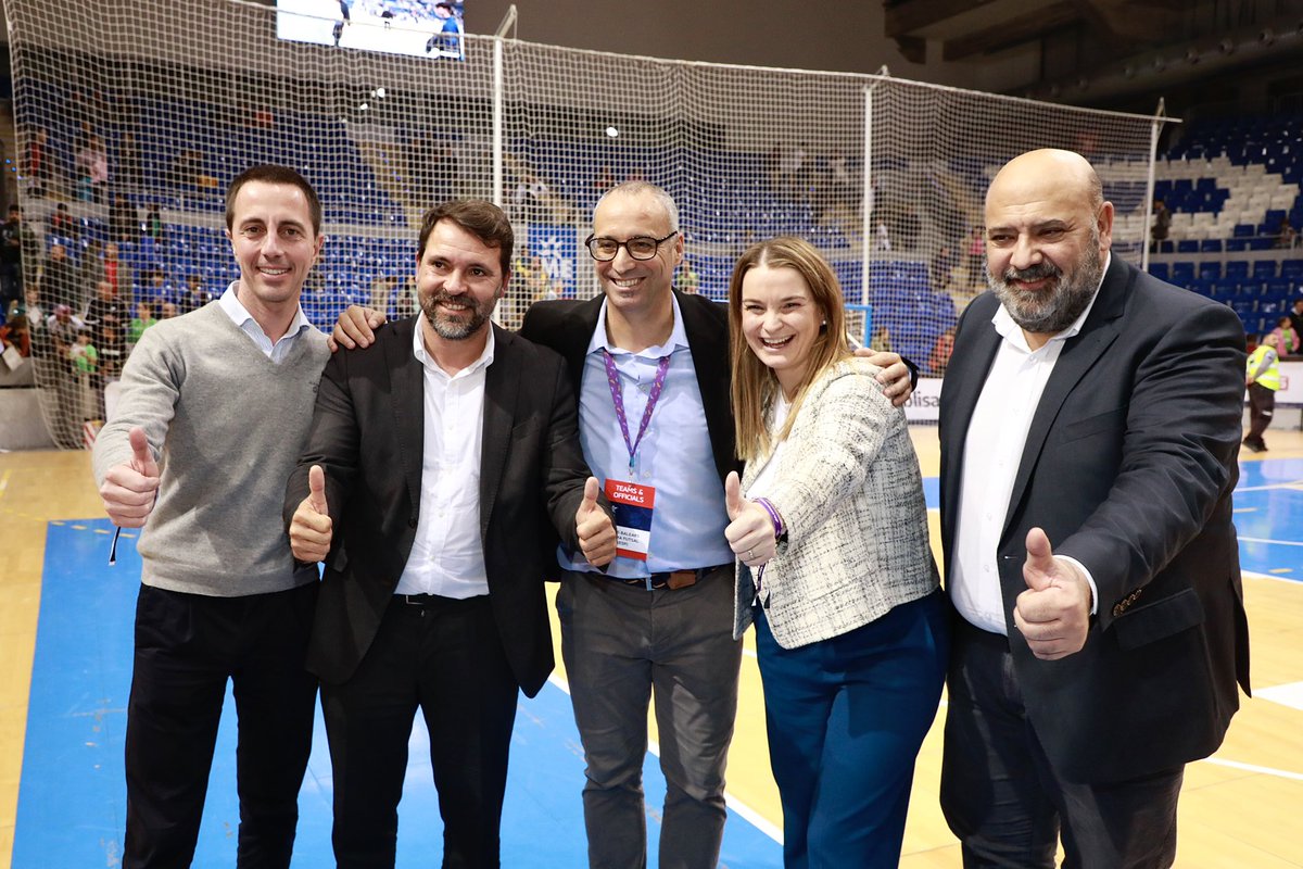 MargaProhens's tweet photo. ๐๐ผ #AlaFinalFour per segon any consecutiu. Sou molt grans! Teniu tota lโaficiรณ entregada i el vostre triomf รฉs el de tots! Enhorabona i a seguir!! ๐
#UEFAFutsalChampionsLeague
#IllesBalearsPalmaFutsal https://t.co/4H4z169rxd