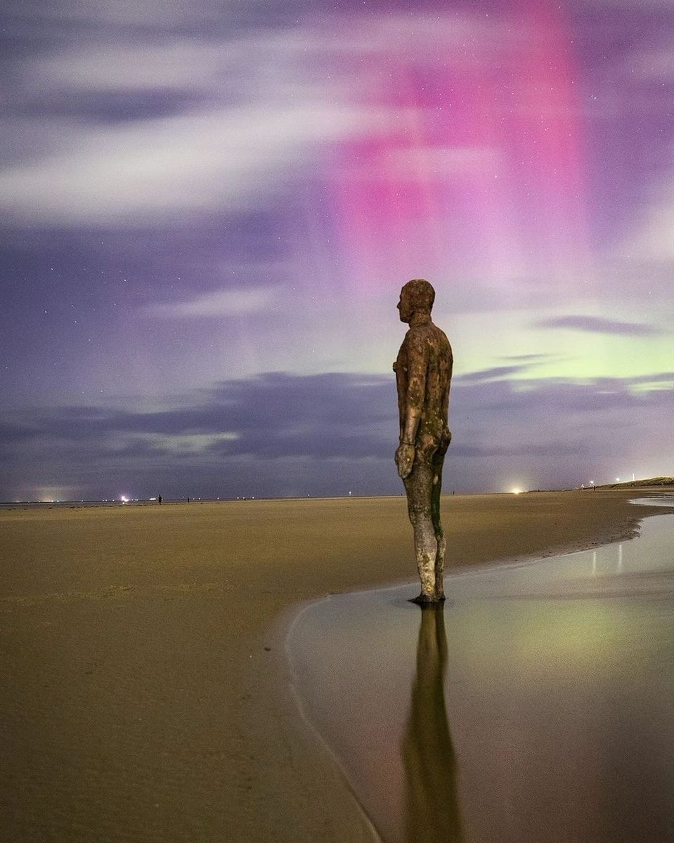 📸 | The Northern Lights over Crosby Beach 😍 Photo by Dominic Darvell