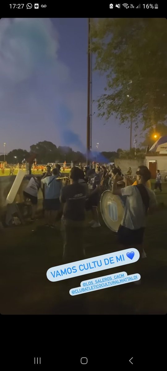 Me parece que ese escudo es de Mackena jajaja #EquipoChico 
Ni gente tienen pechos fríos