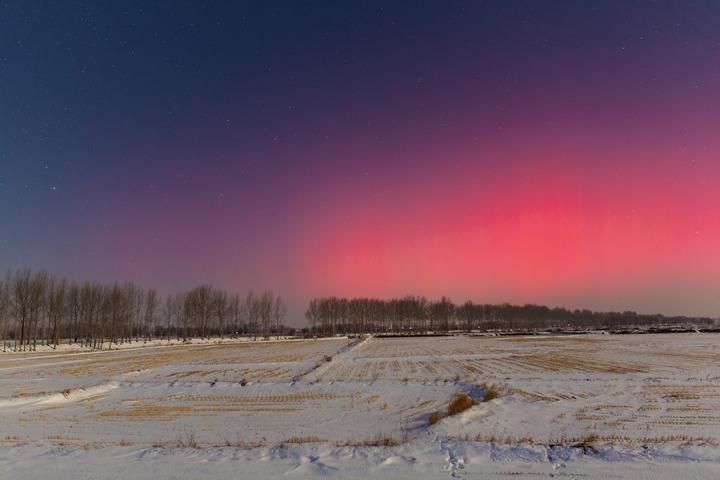XinhuaItalia's tweet photo. L'aurora polare illumina il cielo di Jiamusi, nella provincia nord-orientale cinese dello Heilongjiang, ieri primo dicembre 2023.
#AuroraBorealisMagic ✨ #JiamusiSky 🌌 #HeilongjiangBeauty 🇨🇳
#NorthernLights 🌠 #CelestialShow 🌌 #WinterNights ❄️
#NatureWonders 🌏 https://t.co/mw9bsk43ld