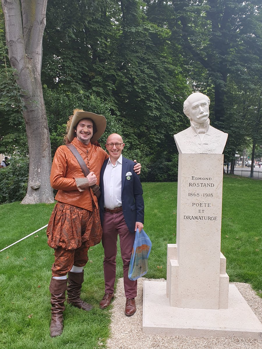 Nous lui rendions un très bel hommage le 28 juin dernier lors de l'inauguration de son buste place du Général Catroux, en présence de son fameux Cyrano et de nombreuses personnalités, le grand dramaturge et poète Edmond Rostand est mort il y a 105 ans ! ⬇️
