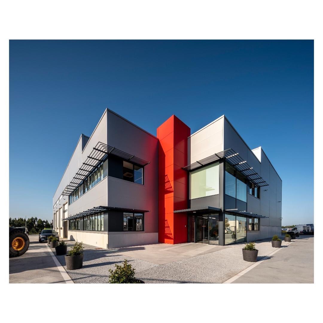 Proyecto finalizado. 
Nuevo taller de reparación y mantenimiento de maquinaria industrial, venta de repuesto y oficinas comerciales de Ascendum en Santiago, poligono da Sionlla.