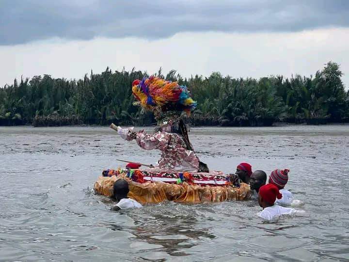 Arrival of the body of the Amanyanabo of Koniju town SYMBOLS: 1: The Mat (Okuru) - Unity and Togetherness 2: The Crown - Royalty 3: The Sword - Leadership and shows he was a Warrior 4: The Tusk - Longevity and Wisdom 5: The Cowries - Wealth 6: The Cannon - War lords #ijaw