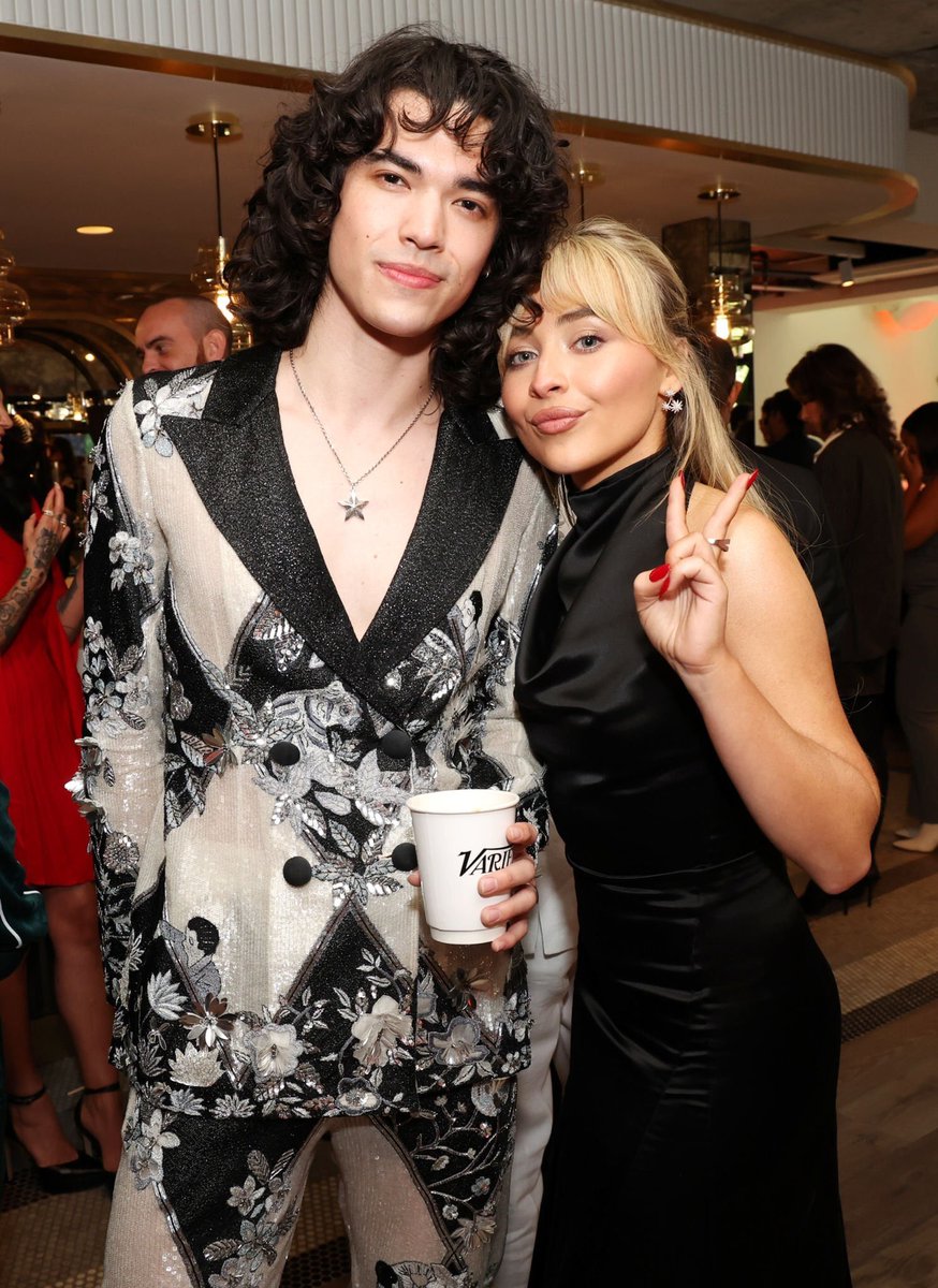 scarpenterbr's tweet photo. Conan Gray e Sabrina Carpenter no #VarietyHitmakers! https://t.co/j6blfYMcum