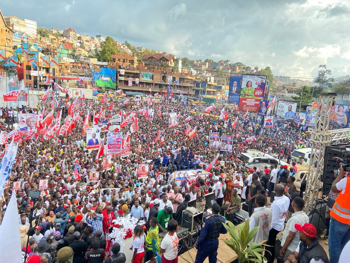 Le mwalimu <a href="/VitalKamerhe1/">Vital Kamerhe</a> corrige l’étranger sur terrain à Bukavu