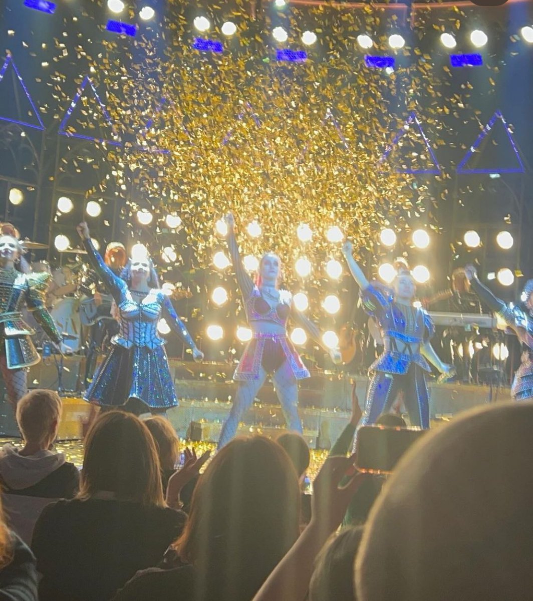 DeathridgeJess's tweet photo. Watching 2 shows in 2 days keeps the inspiration alive to follow my dreams, then top it off with my end of term revue, it may mean a 6am start on a Saturday but it’s all worth it as soon as the performance starts! 🤩
@sixthemusical 
#abba
@WestEndKids https://t.co/NT6Bjl83g2