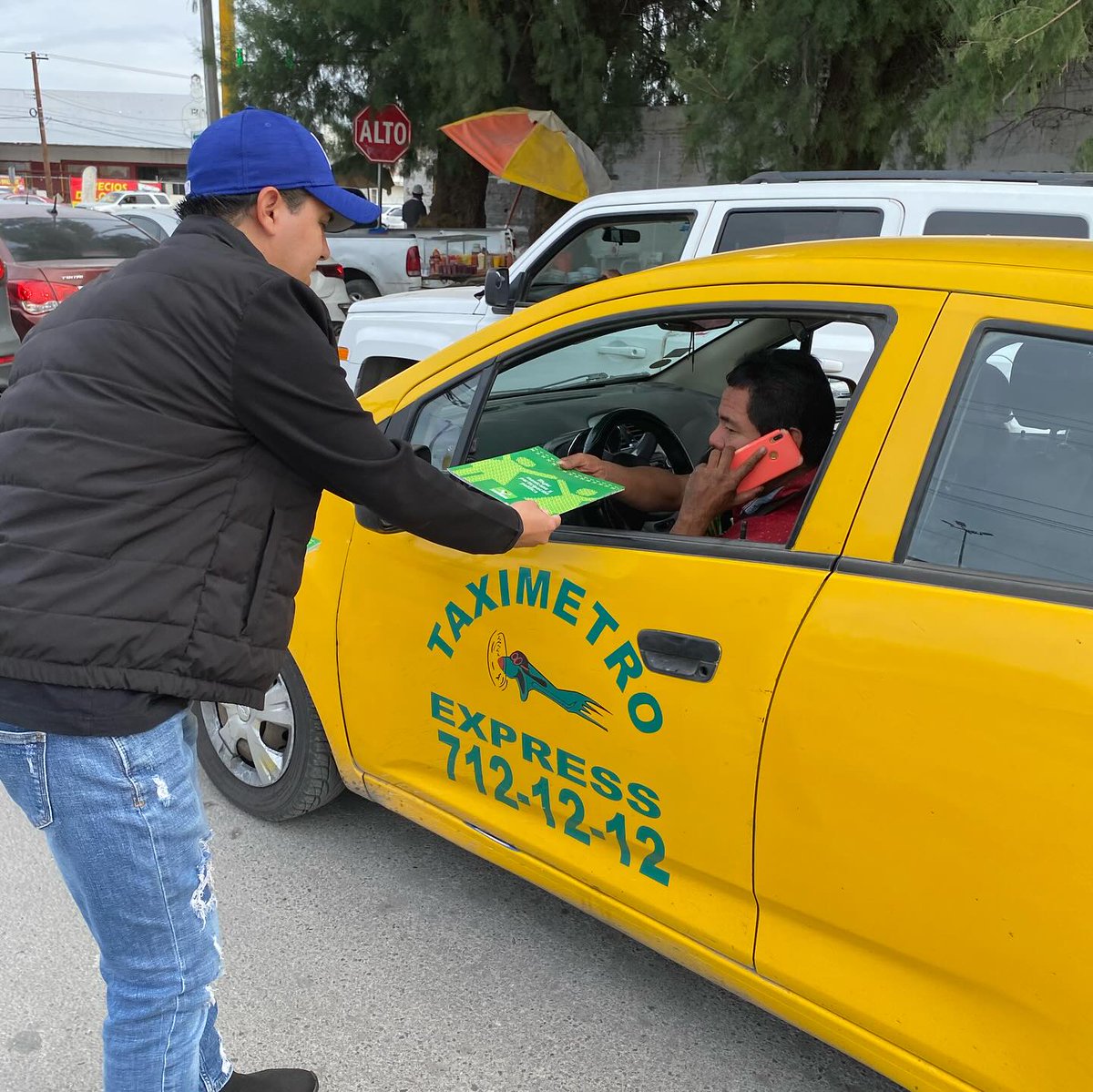 PVE_Torreon's tweet photo. 🌿Ahora estuvimos en el Fayuca Tierra Libertad y crucero Moctezuma-Diagonal Reforma entregando Bolsa Ecológica y Libro de la Mujer♻️👩🏻Fomentando la lectura sobre la Importancia de la Participación de la Mujer en la Política y el cuidado al medio ambiente✅#PVEM #Torreón #Coahuila https://t.co/bUEnEtfpaC