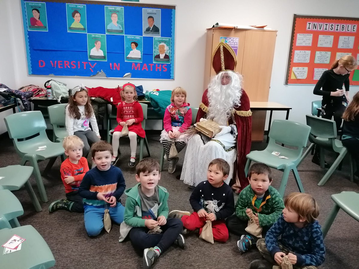 TheGermanAcade1's tweet photo. Der deutsche Nikolaus hat heute den weiten Weg nach Leicester auf sich genommen, um den Schülern der @DSSLeicester einen Überraschungsbesuch abzustatten 😄

#DSSLeicester #DeutscherNikolaus #Samstagsschulen https://t.co/46K1TYvdt7