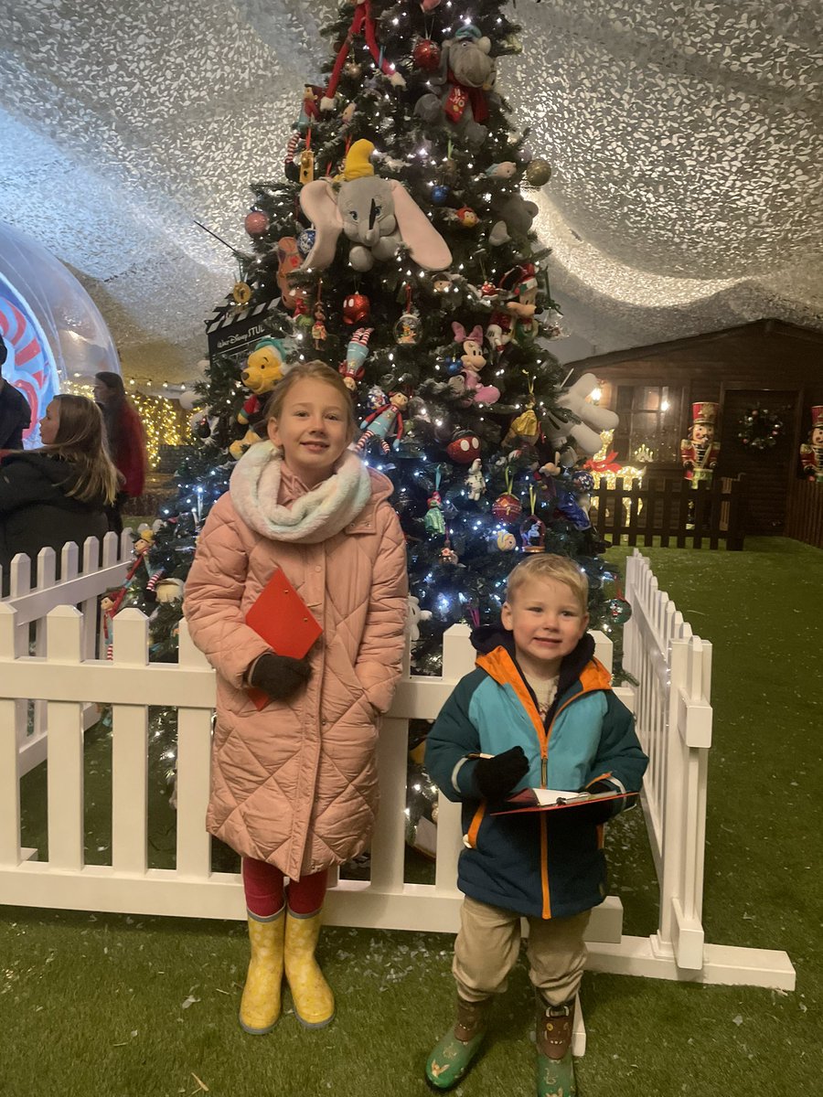Christmas has well and truly started 🎄thank you to Liz and @kelvin_fletcher for having us! Thought we might be bunking in Santa’s grotto with that snow but we finally made it down the hill 🙈❄️What a wonderfully festive evening 🥰❄️🎄