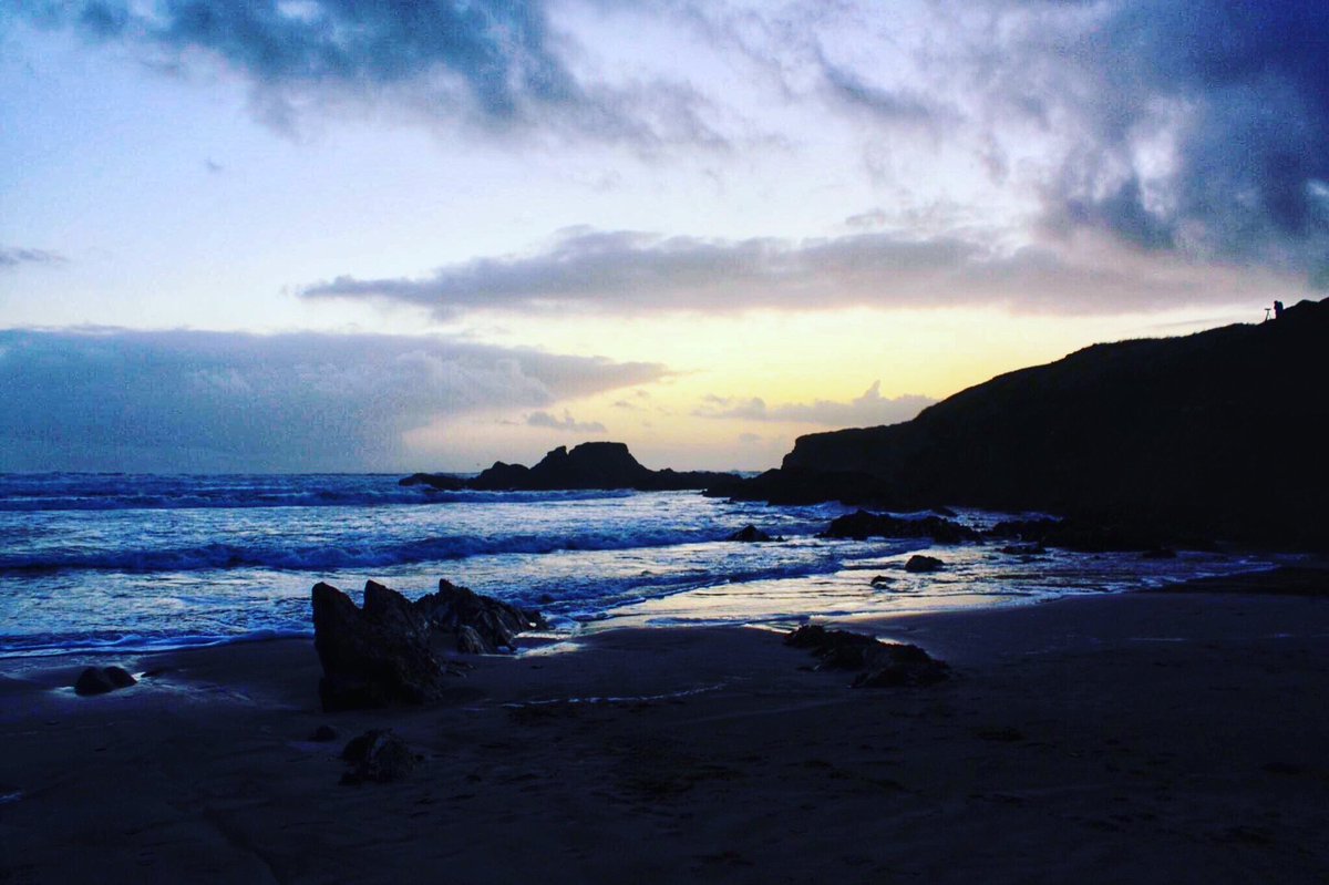 SineadBarry77's tweet photo. The Long Strand Castlefreke #thelongstrand #thelongstrandcastlefreke #castlefreke #beach #sea #sand #sky #clouds #waves #rocks #november #cork #ireland #canon #snapseed #filter @pure_cork @corkbeo @yaycork @CorkDaily @LovingCork @CravingCork https://t.co/AsHcb37lAr