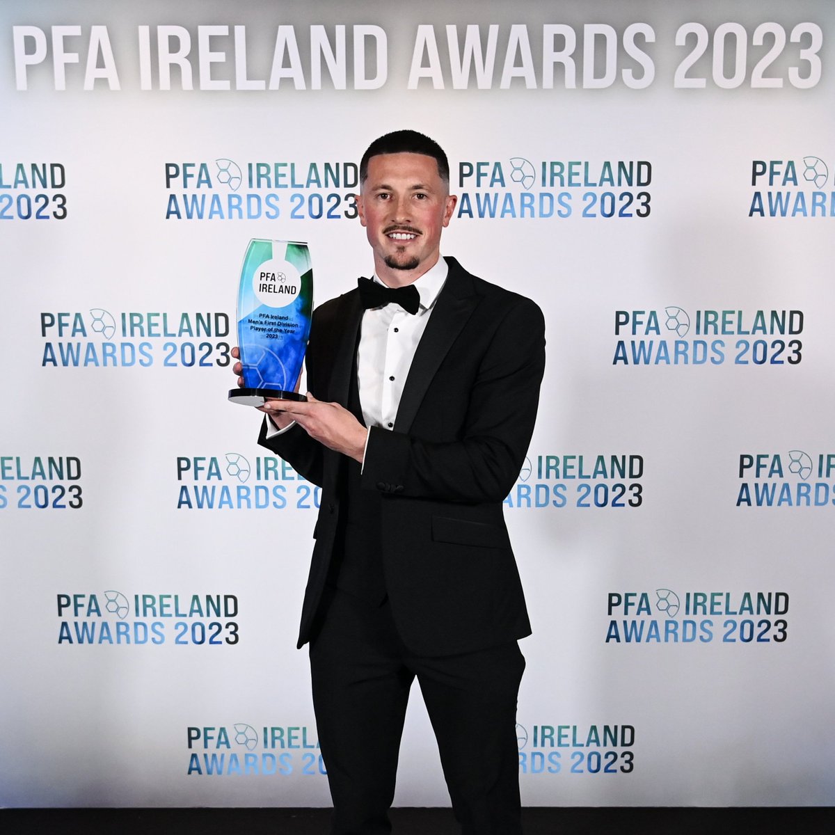 We are thrilled to award Ronan Coughlan with the trophy for PFA Ireland Men’s First Division Player of the Year, 2023!

#PFAIawards23 #LOI #recognisingtalent