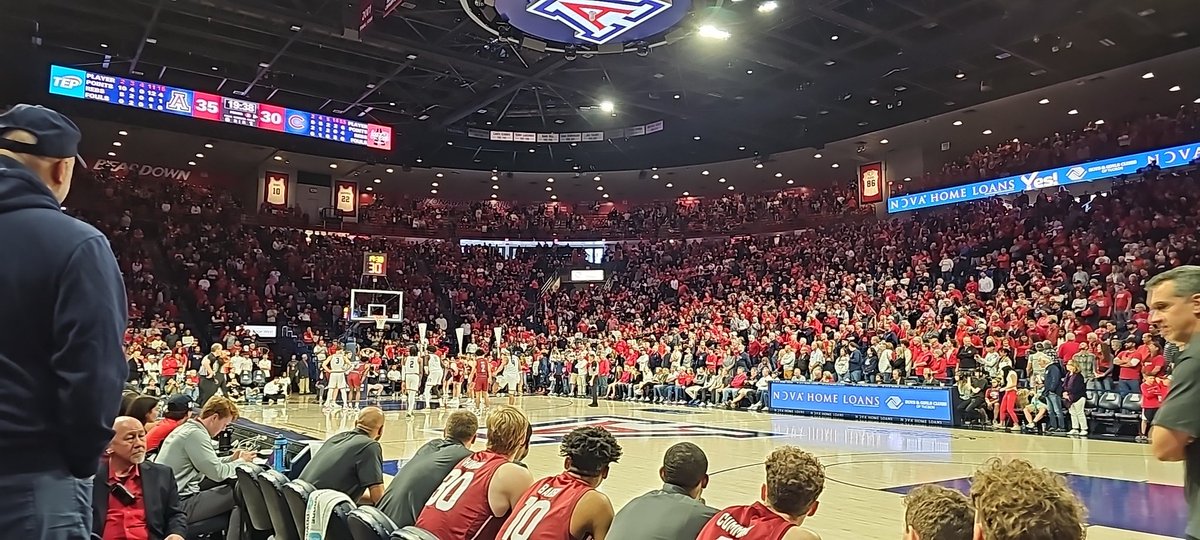 brycec's tweet image. Colgate is definitely still in it.  Smith ignited offense for great close to the 1st half.  #gogate @ColgateMBB @colgateuniv