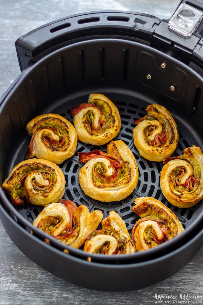 🥰😋 Recipe: appetizeraddiction.com/air-fryer-pinw…
Easy recipe for air fryer pinwheels made with puff pastry. #puffpastryrecipes #partyfoodideas #appetizersideas #airfryerrecipes
