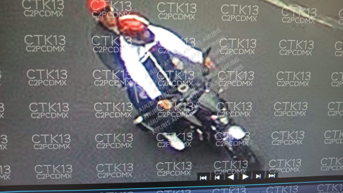 ⚠️Esta tarde⚠️: Son dos delincuentes huyendo en moto tras asaltar y lesionar de un disparo en la cabeza a un hombre de 50 años en la esquina de las calles Camino a Nextengo y Cerrada Norte 147 A en la colonia San Miguel Amantla en #Azcapotzalco. La policía realiza un operativo