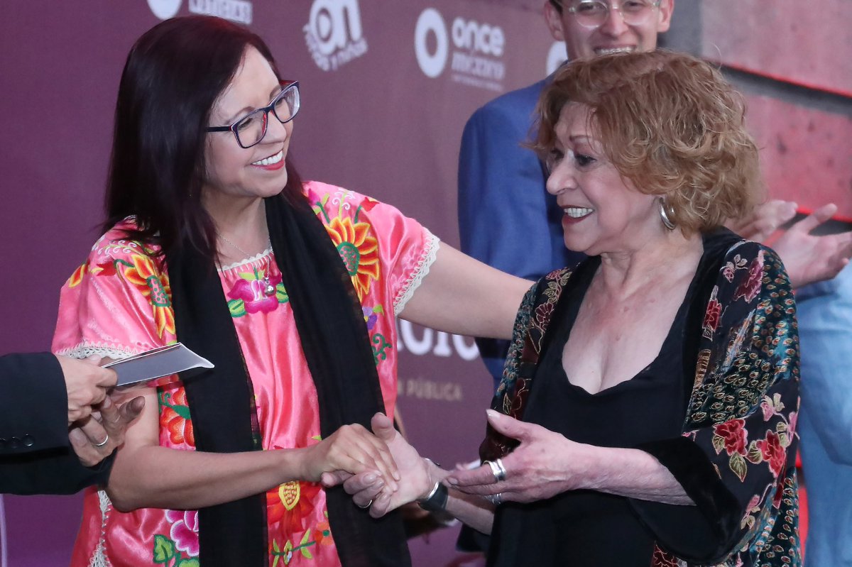 Estimada Cristina, gracias por todo este tiempo dedicado al periodismo, por darnos tantas historias, por tus entrevistas todos los viernes por la noche; y por darle voz, cada sábado, al pueblo en “Aquí nos tocó vivir”; en tu conversación siempre destaca la alegría de la vida.